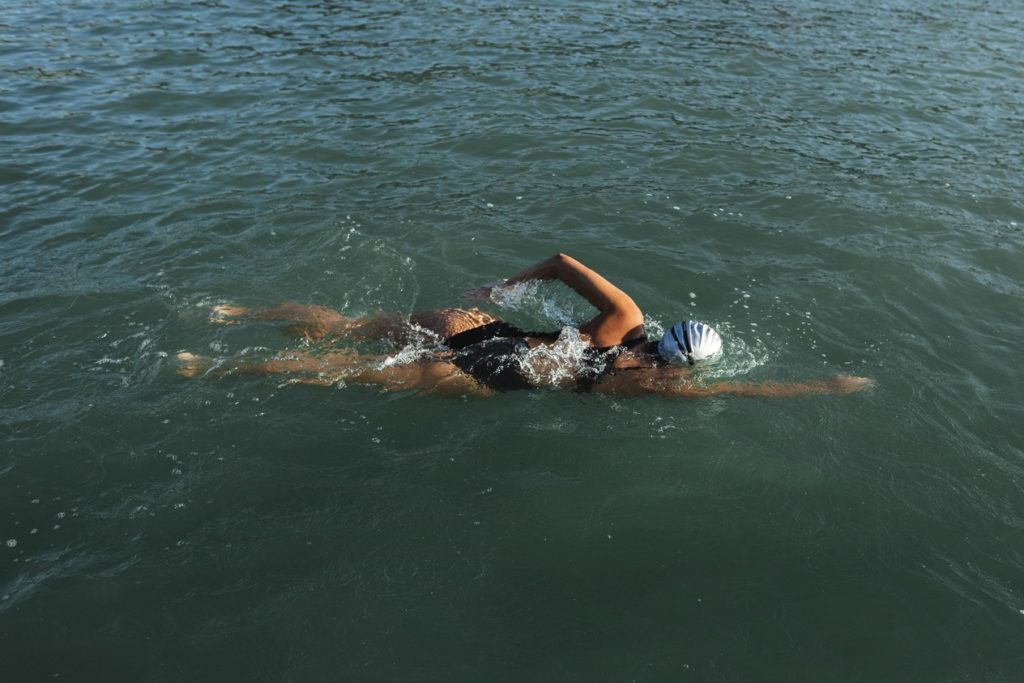 How long does it take to swim to Îlet du Gosier? 